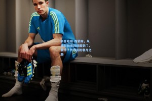 新星哈维-西蒙斯，从虚拟战场到绿茵豪门，数字一代球员的非凡之路