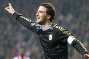 詹姆斯率队逆转取胜，湖人季后赛前景重现曙光