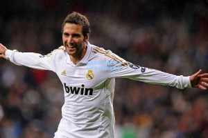 潘展乐破亚洲纪录 泳坛新星闪耀国际赛场